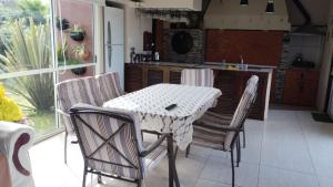 een tafel en stoelen in een keuken met een tafel bij El parque in Vaqueros +22 foto's