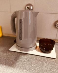 a blender sitting on a counter next to a bowl at Temporario del Sur in Santiago del Estero