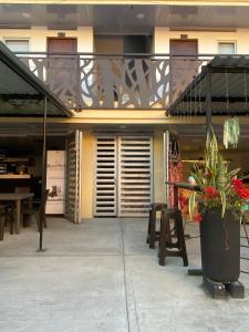 a building with a patio with a table and a balcony at Edificio Cardamomo - Apartaestudio 205 in Neiva
