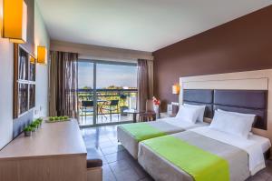 Postel nebo postele na pokoji v ubytování Kipriotis Hippocrates Hotel