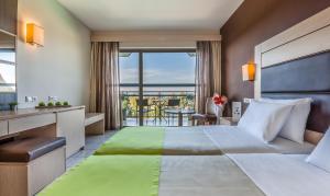 Postel nebo postele na pokoji v ubytování Kipriotis Hippocrates Hotel