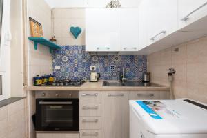 バーリにあるLussy Beach House Rifugio sul mare Casatuabariのシンクとコンロのある小さなキッチン