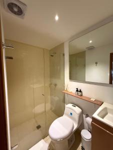 um banheiro com chuveiro, vaso sanitário e pia em Hotel Jardin Boutique rodadero em Santa Marta mais 28 fotografias