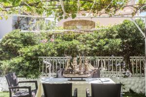 une table et des chaises sous une pergola dans l'établissement DTS apartment, à Réthymnon