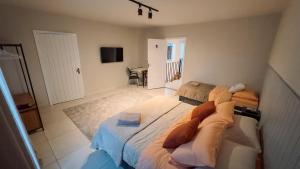 a living room with two beds and a couch at Berliner Pousada in Pomerode