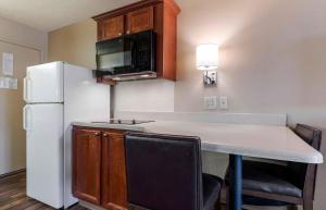 Kuchyň nebo kuchyňský kout v ubytování Extended Stay America Select Suites - Dallas - Richardson