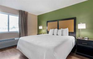 Postel nebo postele na pokoji v ubytování Extended Stay America Select Suites - Dallas - Richardson