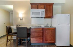 Kuchyň nebo kuchyňský kout v ubytování Extended Stay America Select Suites - Dallas - Richardson