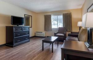 TV a/nebo společenská místnost v ubytování Extended Stay America Select Suites - Dallas - Richardson
