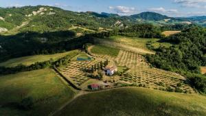 una vista aerea di una fattoria su una collina di Libero Ranch 