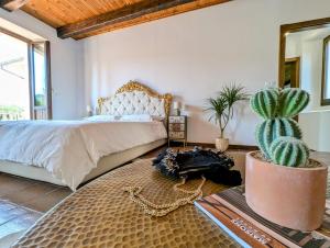 una camera con letto e cactus di Libero Ranch 