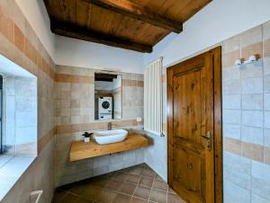 bagno con lavandino e porta in legno di Libero Ranch  Altre 29 foto