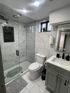 Vannituba majutusasutuses Luxury Basement-Private Bdr & Bathroom with free parking In Toronto +28 fotot