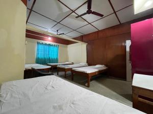 Postel nebo postele na pokoji v ubytování Mousak Lodge