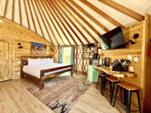 Yurt Overlook #7 with AC and Private Bath 2 Kings客房内的一张或多张床位