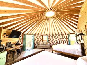 Yurt Overlook #7 with AC and Private Bath 2 Kings客房内的一张或多张床位