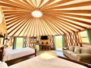 Yurt Overlook #7 with AC and Private Bath 2 Kings客房内的一张或多张床位