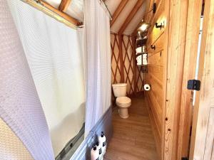 Koupelna v ubytování Yurt Overlook #7 with AC and Private Bath 2 Kings