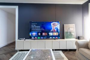 ein Wohnzimmer mit einer weißen Couch und einem Tisch in der Unterkunft Omni Nuvél 4 Sukhumvit Branded Suites in Bangkok