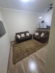 a living room with a couch and a rug at Casa Alice e Matheus in Olímpia