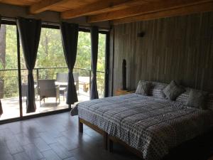 una camera da letto con un letto e vista sul patio di Mazamitla Pinos del Rio a Mazamitla
