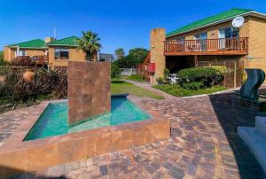 ein Haus mit einem Swimmingpool im Hof in der Unterkunft Shearwater on Sea 106 in Sedgefield