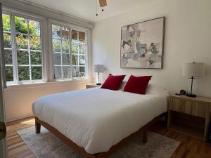 ロサンゼルスにあるStylish and Cozy 2BR 1BA Getaway Near LAX - LMU - SoFi - Beachesのギャラリーの写真
