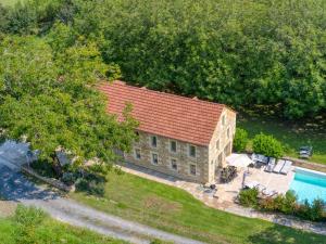 an aerial view of a house with a swimming pool at Maison Périgord Noir avec piscine privée, près de Sarlat et de la Dordogne, 4 chambres, label handicap - FR-1-616-6 in Cénac-et-Saint-Julien
