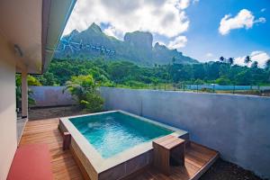 波拉波拉Bora Bora House Tahi的可以看到山景的游泳池
