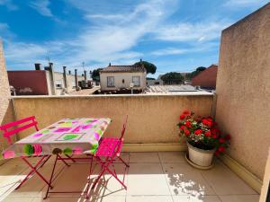 un balcon avec une table et des chaises sur un balcon dans l'établissement Argelès-sur-Mer - T2 Cabine Meublé avec Clim et Terrasse à 50m de la Plage - FR-1-309-172, à Argelès-sur-Mer 5 autres photos