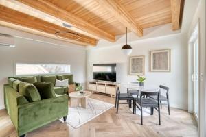 un soggiorno con un divano verde e un tavolo di Alberta Arts District Hideaway- Stylish Townhome a Portland