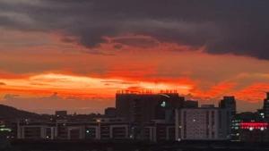 Východ nebo západ slunce při pohledu z hotelu nebo okolí