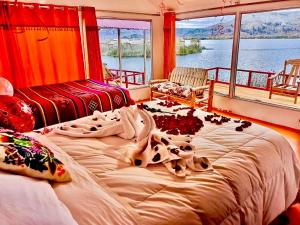 ein Schlafzimmer mit einem großen Bett auf einem Boot in der Unterkunft Uros Marca Lodge in Puno