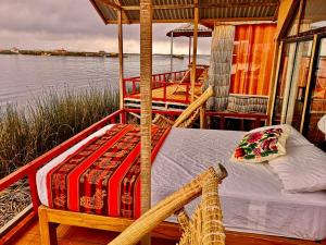 ein Bett auf der Rückseite eines Bootes auf dem Wasser in der Unterkunft Uros Marca Lodge in Puno