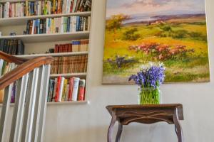 アイルシャムにあるSankence lodge B&Bの本棚の横のテーブルの花瓶
