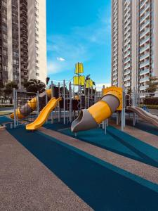 Herní místnost nebo prostor pro děti v ubytování R&F PRINCESS COVE BY HOMEFORT SUITES