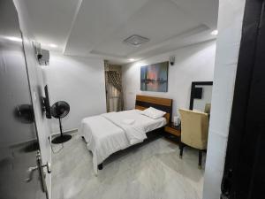 Giường trong phòng chung tại Toux Homes