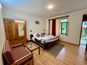 Katil atau katil-katil dalam bilik di Tourist Hotel 10 minutes walking distance from the mall