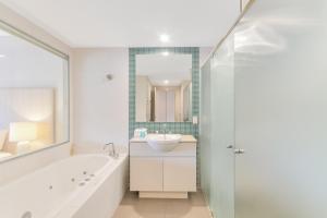 Bilik mandi di Pool View Apartments - Wing 6 - at Peppers Salt Resort by uHoliday 2BR 1BR and Hotel Room Options Available