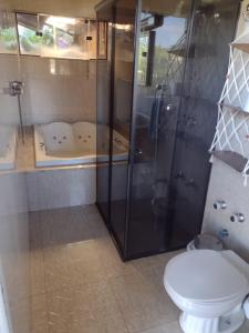 un baño con ducha y WC en Pousada Vicz, en Águas da Prata 13 fotos más
