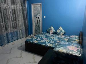 a bedroom with a bed in a blue wall at Narayan Homestay & Adventures in Pelling +3 photos