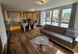 Η κουζίνα ή μικρή κουζίνα στο New-Build 2 Bedroom Apartment