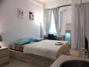 Postel nebo postele na pokoji v ubytování The alt room by Vivo apartemen
