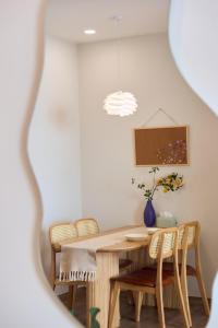 Gallery image of Yên home - 2Brd lake view homestay Onsen Ecopark in HÆ°ng YÃªn
