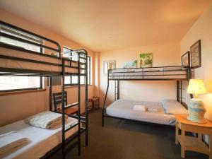 Postel nebo postele na pokoji v ubytování Ashland Commons Hostel