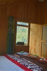 Postel nebo postele na pokoji v ubytování The Midhimalayan Jibhi