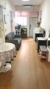 香港铜锣湾近地铁巴士交通便利宽敞舒适自助入住的带沙发和桌子的客厅