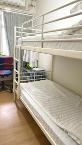香港铜锣湾近地铁巴士交通便利宽敞舒适自助入住的一间带两张双层床的卧室