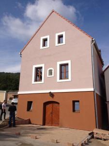 ein Haus wird oben gebaut in der Unterkunft Luxusní Vinařská Villa in Pavlov