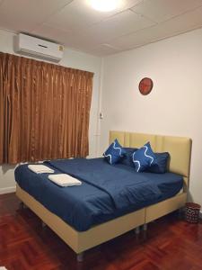 Giường trong phòng chung tại ESSENCE Home